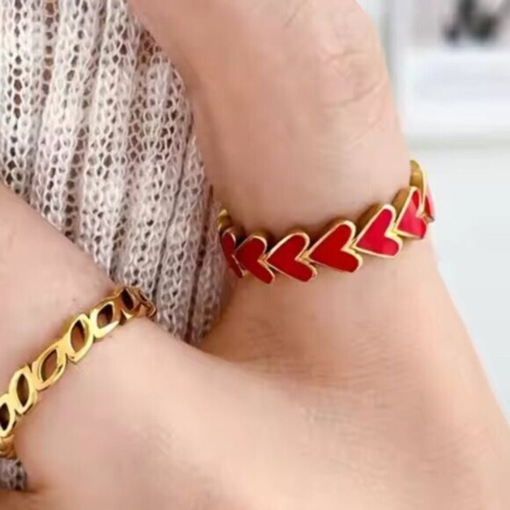 Adorable Heart Ring Non-tarnish Gold Ring Stacking Ring Red Hearts size 6,7,8